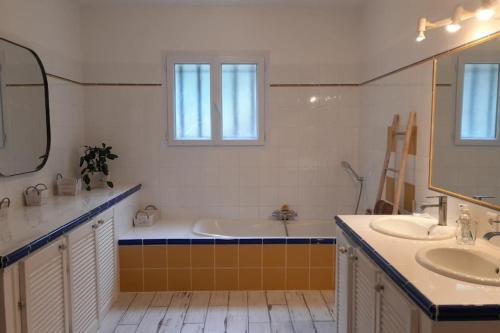 une salle de bain avec deux lavabos et une baignoire dans l'établissement Villa T4 à Campomoro corse du sud, 800m plage, à Belvédère