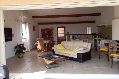 un salon avec un canapé et une cuisine dans l'établissement Villa T4 à Campomoro corse du sud, 800m plage, à Belvédère