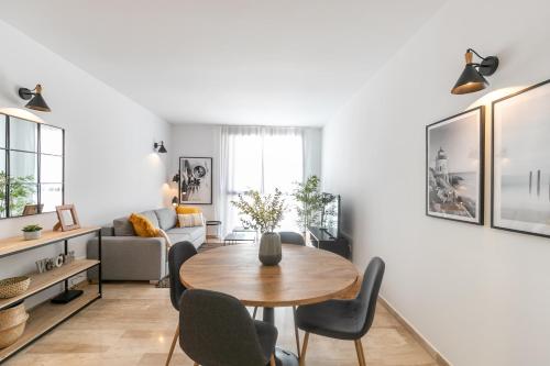 sala de estar con mesa y sillas en The Orbit Apartments, en Barcelona