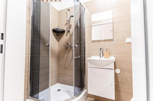 uma casa de banho com um chuveiro, um WC e um lavatório. em Hauptbahnhof Boutique Rooms - Virtual Reception & Self-Checkin em Viena