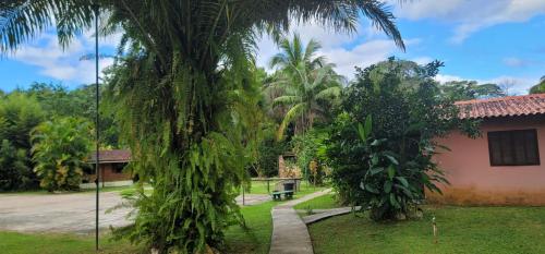 Taman di luar Chales Internacional