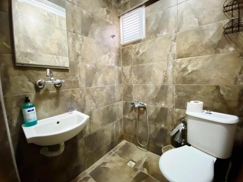 bagno con servizi igienici e lavandino di NESCLASS OTEL a Kusadası