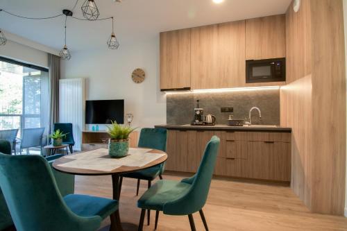 羅戈沃的住宿－Baltic Seasons by Alluxe Boutique Apartments，厨房以及带桌椅的用餐室。