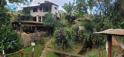 Taman di luar Chales Internacional