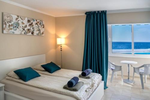 1 dormitorio con 1 cama y vistas al océano en First line ocean view studio, en Puerto de Santiago