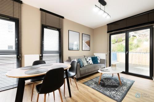 Posedenie v ubytovaní Modern Beige and Grey 3city Apartment in Gdynia by Noclegi Renters