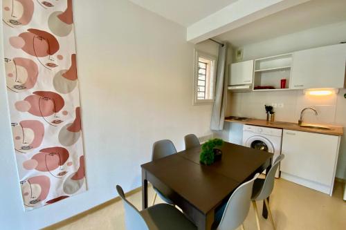 uma cozinha e sala de jantar com mesa e cadeiras em Les Naïades J57 - 2 bedrooms for 6 people ! em Avène