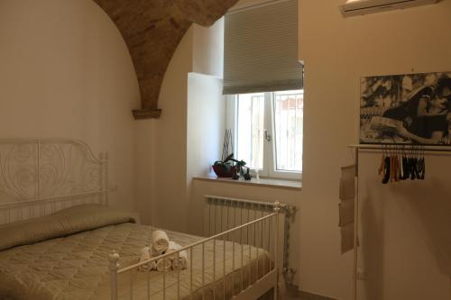 羅卡聖喬瓦尼的住宿－LA CASETTA DI LULÚ，婴儿坐在卧室的婴儿床上