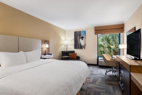 Ένα ή περισσότερα κρεβάτια σε δωμάτιο στο Hampton Inn Charleston North