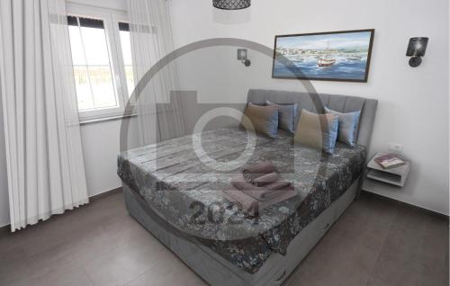 een slaapkamer met een groot bed in een kamer bij Amazing Home In Loborika With Wifi in Loborika