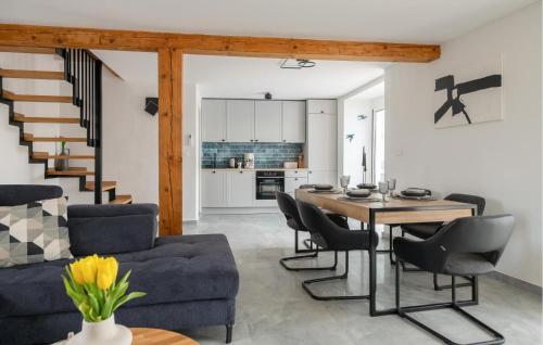 Χώρος καθιστικού στο Lovely Home In Vidulini With Kitchen