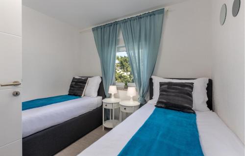 2 camas en una habitación con ventana en Lovely Apartment In Crikvenica With Wifi, en Crikvenica
