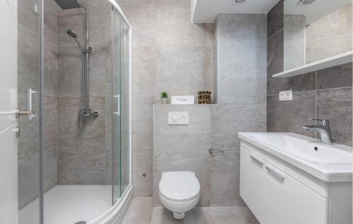 y baño con ducha, aseo y lavamanos. en Lovely Apartment In Crikvenica With Wifi, en Crikvenica