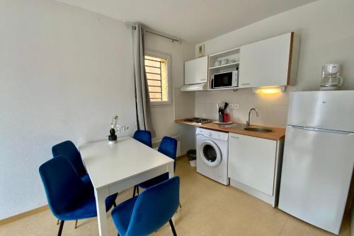 Kjøkken eller kjøkkenkrok på I48 Les Naïades- 2 bedrooms for 5 people !