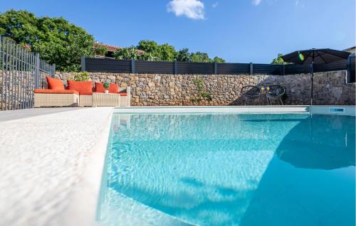 LakmartinにあるAwesome Home In Lakmartinの青い水の壁の前にあるスイミングプール