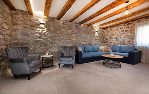 LakmartinにあるAwesome Home In Lakmartinの青いソファと椅子のあるリビングルーム