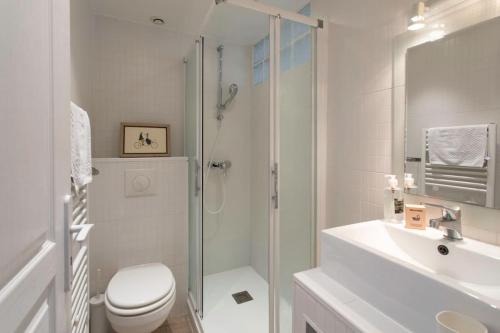 une salle de bain avec une douche, des toilettes et un lavabo dans l'établissement #21 2 Bdr balconies 10 mins walk to sea 5mins to tram, à Nice