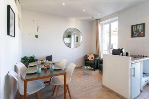 une salle à manger et un salon avec une table et des chaises dans l'établissement #21 2 Bdr balconies 10 mins walk to sea 5mins to tram, à Nice