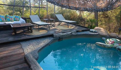 une terrasse avec des chaises et une piscine d'eau dans l'établissement LOVE ROOM VAR SIANDAKI, à La Motte