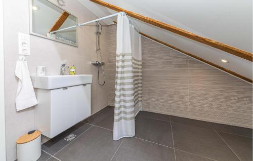een badkamer met een wastafel en een douche bij Awesome Apartment In Kastel Novi With Wifi in Kaštela