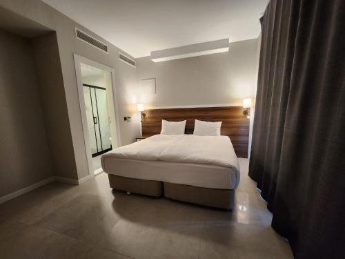 a bedroom with a large bed in a room at Lulubay Rooms & Suites in Kusadası