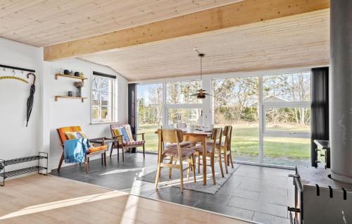 Χώρος καθιστικού στο Awesome Home In Hadsund With Wifi