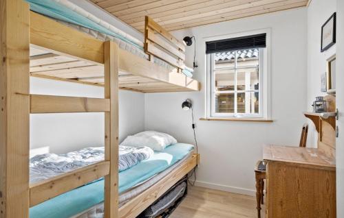 Cette chambre comprend 2 lits superposés et une fenêtre. dans l'établissement Awesome Home In Hadsund With Wifi, à Hadsund
