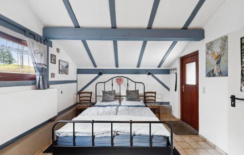 ein Schlafzimmer mit einem Bett und einer blauen Decke in der Unterkunft Stunning Apartment In Wald With House A Panoramic View in Wald