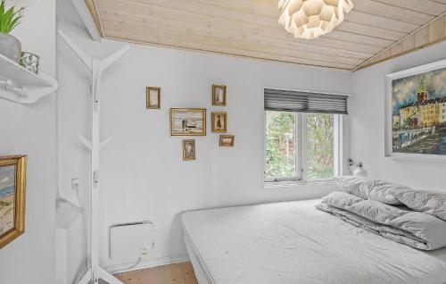 biała sypialnia z łóżkiem i oknem w obiekcie Nice Home In Brkop With House Sea View w mieście Børkop