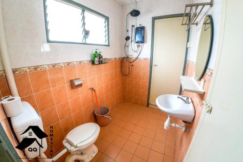 een badkamer met een toilet en een wastafel bij QQ Seremban Lovely HomeStay10R 4B in Seremban