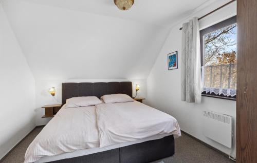 - une chambre avec un grand lit et une fenêtre dans l'établissement Amazing Apartment In Frankenau With House A Panoramic View, à Frankenau