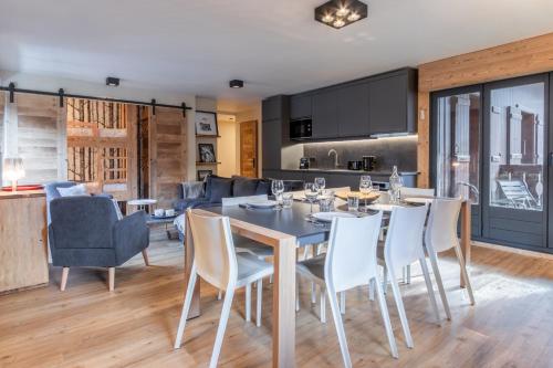 une salle à manger et une cuisine avec une table et des chaises dans l'établissement Camp de base - Renove - Calme, à Chamonix-Mont-Blanc