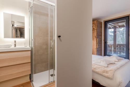 Cette chambre comprend un lit et une salle de bains pourvue d'une douche. dans l'établissement Camp de base - Renove - Calme, à Chamonix-Mont-Blanc