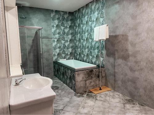 La salle de bains est pourvue d'un lavabo, d'une douche et de toilettes. dans l'établissement Manee Poolvilla, à Khanom