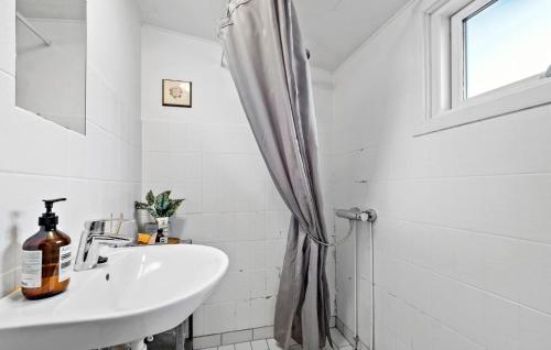 Et badeværelse på 3 Bedroom Gorgeous Home In Nykbing Sj