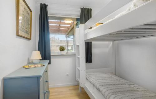 ein kleines Schlafzimmer mit einem Etagenbett und einem Schreibtisch in der Unterkunft 3 Bedroom Awesome Home In Slagelse in Slagelse