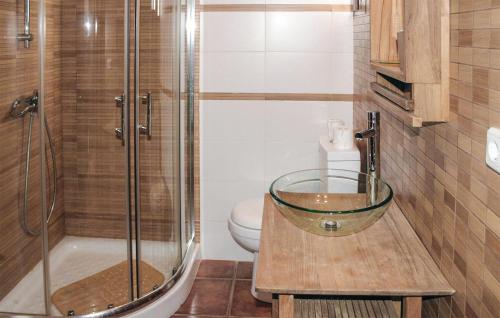 Bilik mandi di Nice Home In Hornachuelos With Wifi