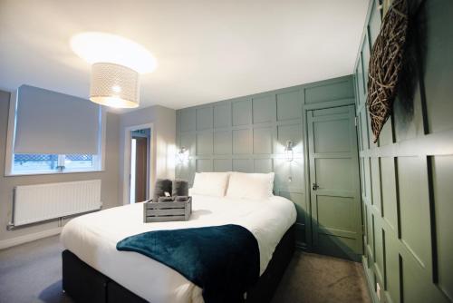 um quarto com uma cama grande e uma parede verde em Stamford Apartment, Central, Quiet em Southport