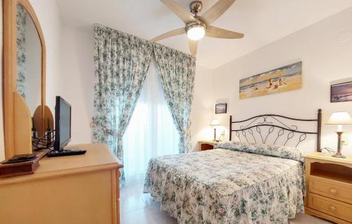 Кровать или кровати в номере Cozy Apartment In Benicssim With Kitchen