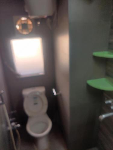 ein Bad mit einem weißen WC in einem Zimmer in der Unterkunft Essel tower ews falt 8 Floor in Gurgaon