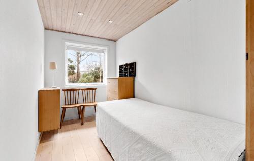 una camera con letto, scrivania e finestra di Beautiful Home In Skibby With House Sea View a Skibby