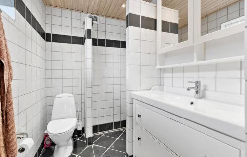La salle de bains blanche est pourvue de toilettes et d'un lavabo. dans l'établissement Beautiful Home In Skibby With House Sea View, à Skibby