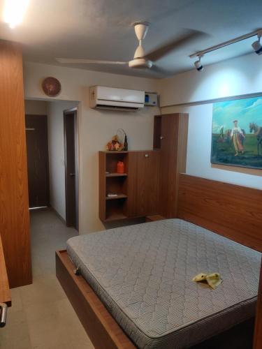 ein Schlafzimmer mit einem Bett und einem Wandgemälde in der Unterkunft Essel tower ews falt 8 Floor in Gurgaon