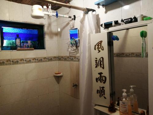 a bathroom with a shower with a window and a sink at Terracota Mirador Filandia in Filandia