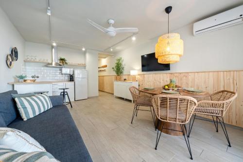 un soggiorno e una cucina con tavolo e sedie di Hauzify I Apartament Sunshine Salou a Salou