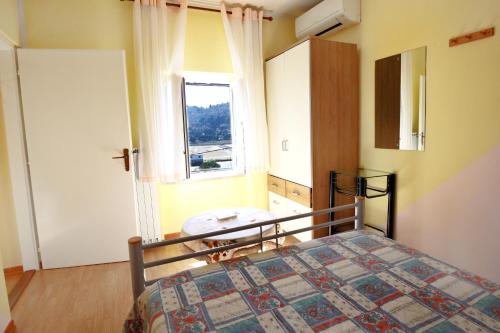 een slaapkamer met een bed en een raam bij DINO Studio and Room Apartments in Portorož