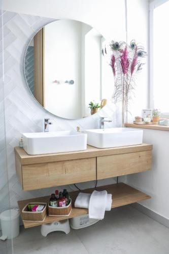 a bathroom with two sinks and a mirror at Apartmán v centru in Šumperk