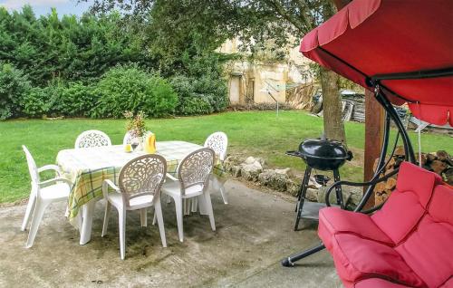 - une table, des chaises et un grill dans la cour dans l'établissement 4 Bedroom Gorgeous Home In Montpeyroux, à Montpeyroux