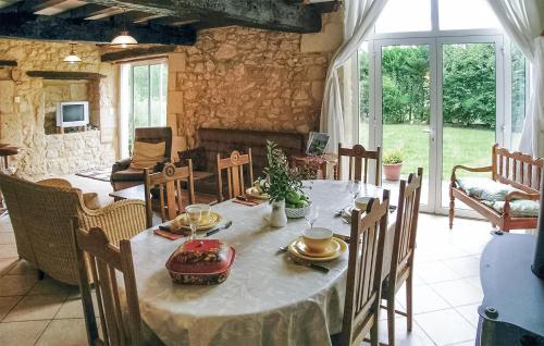 une salle à manger avec une table et des chaises dans l'établissement 4 Bedroom Gorgeous Home In Montpeyroux, à Montpeyroux