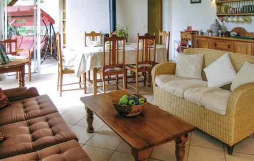 - un salon avec des canapés et une table avec un bol de fruits dans l'établissement 4 Bedroom Gorgeous Home In Montpeyroux, à Montpeyroux